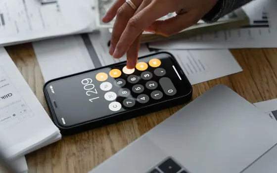 Kalkulator w telefonie na stosie rachunków