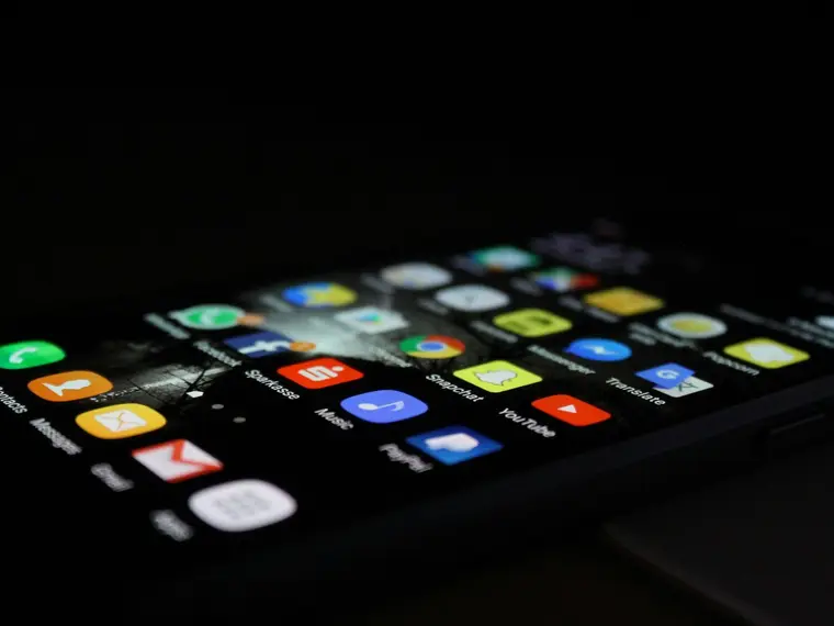 Telefon z ikonami aplikacji na ciemnym stole