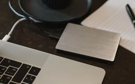 Zewnętrzny dysk podłączony do laptopa