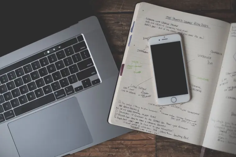 Notes, telefon i laptop na biurku