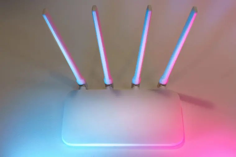 Router Wi-Fi z podświetlonymi antenami